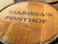 Personalisiertes GESCHLIFFENES 225L Weinfass: Schriftzug am Bauch, natur, verzinkte Ringe