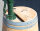 Regentonne aus Eichenholz mit grosser Handschwengelpumpe, Schlauch und Filter