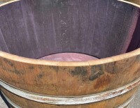 D 92cm - Rustikales halbiertes Weinfass aus Eichenholz Oberfläche: Natur, Rollen: ohne Rollen, Trageschlaufen: ohne Schlaufen, Ablaufbohrungen: ohne Ablaufbohrungen