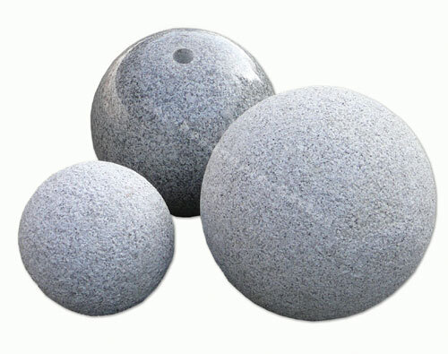 Steinkugel aus hellgrauem Granit mit rauher Oberfläche
