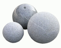 Steinkugel aus hellgrauem Granit mit polierter Oberfläche