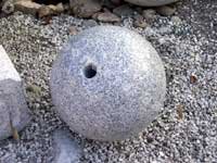 Steinkugel aus hellgrauem Granit mit polierter...