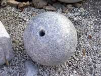 Steinkugel aus hellgrauem Granit mit polierter Oberfläche Durchmesser: 40 cm