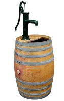 Regentonne mit grosser Handschwengelpumpe und Deckel