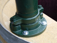 Regentonne mit grosser Handschwengelpumpe und Deckel