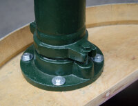 Regentonne mit grosser Handschwengelpumpe und Deckel