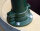 Regentonne mit grosser Handschwengelpumpe und Deckel