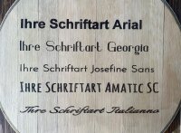 Text zur Individualisierung:  Mittig bei Tischplatte/Hocker/Daube-Arial